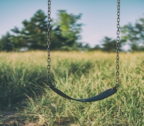 Tree swing using chains